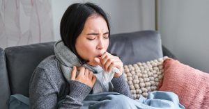 流感由流感病毒引起，流感病毒分為A、B、C、D型，而一般引起季節性流行的，通常為A型及B型流感病毒。 流感常見的症狀包括發燒、頭痛、咳嗽、流鼻水、喉嚨痛、嘔吐、肌肉痠痛、全身乏力、疲倦等，且可能引起如肺炎、腦炎、中耳炎、鼻竇炎、心肌炎、心包膜炎等併發症，嚴重時甚至可能導致死亡。而其所需的痊癒時間也比一般感冒更長，通常為1~2週甚至更久。 因此，懷疑自己得到流感後，馬上就醫、及早投藥，不僅可以有效控制病毒擴散，也能避免引發其他更嚴重的併發症的可能。